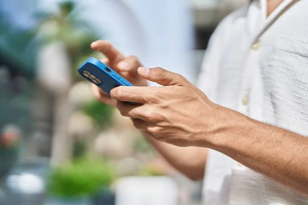 Ung Arabisk Man Använder Smartphone Gatan — Stockfoto