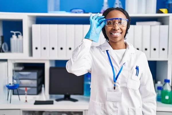 Afričanky Americká Žena Sobě Vědec Uniforma Stojící Laboratoř — Stock fotografie