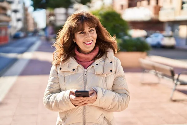 Mujer Mediana Edad Sonriendo Confiado Usando Teléfono Inteligente Parque — Foto de Stock