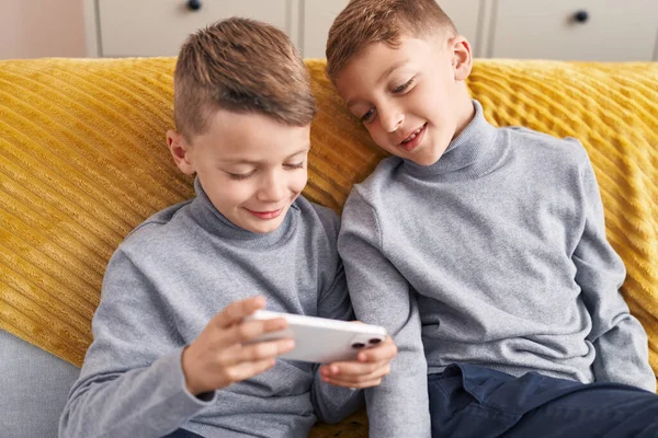 Adorables Garçons Regardant Vidéo Sur Smartphone Assis Sur Canapé Maison — Photo