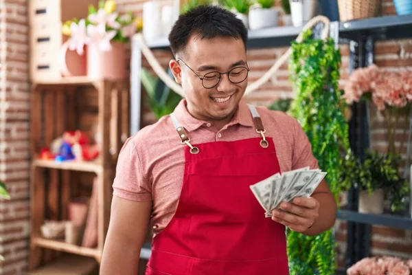 Jeune Homme Chinois Fleuriste Souriant Confiant Comptant Les Dollars Fleuriste — Photo