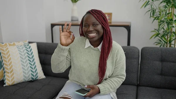 Αφρικανική Γυναίκα Πλεγμένα Μαλλιά Χρησιμοποιώντας Smartphone Κάνει Χειρονομία Στο Σπίτι — Φωτογραφία Αρχείου