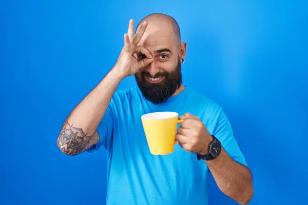 Jonge Latijns Amerikaanse Man Met Baard Tatoeages Drinken Van Een — Stockfoto
