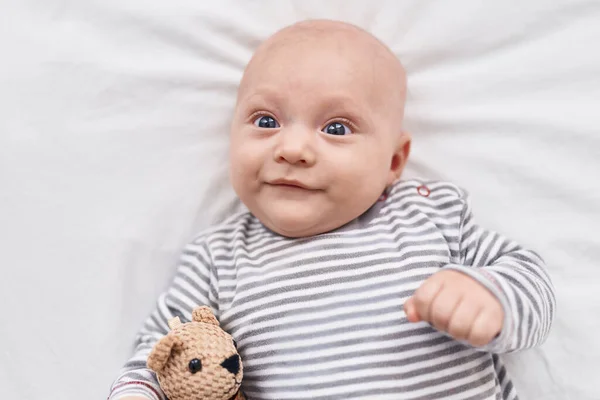 Adorável Bebê Caucasiano Sorrindo Confiante Deitado Cama Com Ursinho Pelúcia — Fotografia de Stock