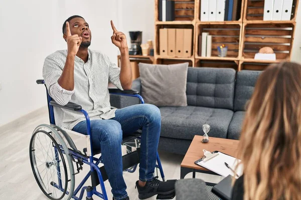 Afroamerikansk Man Gör Terapi Sittandes Rullstol Förvånad Och Förvånad Tittar — Stockfoto