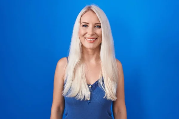 Kaukasische Frau Vor Blauem Hintergrund Mit Einem Fröhlichen Und Kühlen — Stockfoto