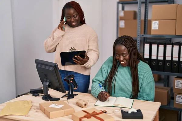 Femmes Afro Américaines Commerce Électronique Travailleurs Affaires Parlant Sur Smartphone — Photo