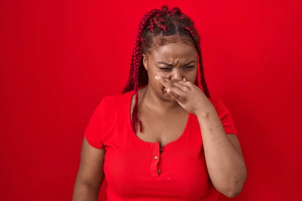 Afro Amerikaanse Vrouw Met Gevlochten Haar Rode Achtergrond Die Iets — Stockfoto