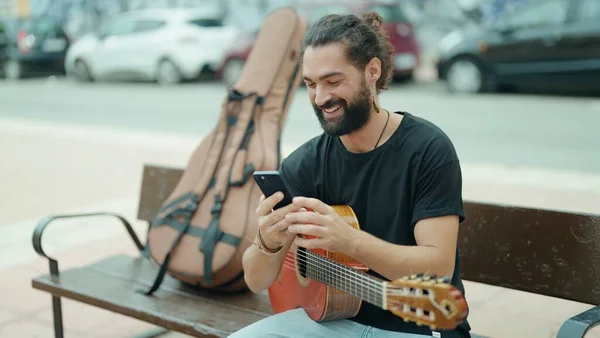 Ung Latinamerikansk Man Musiker Som Håller Klassisk Gitarr Med Smartphone — Stockfoto