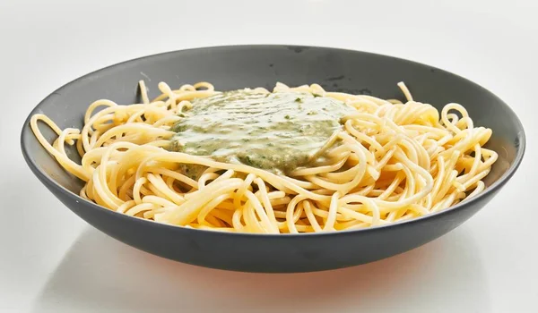 Délicieuse Assiette Pâtes Italiennes Spaghetti Avec Sauce Sur Fond Blanc — Photo