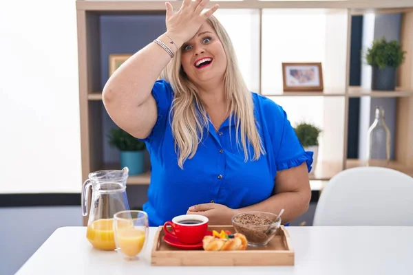 Caucasiano Size Mulher Tomando Café Manhã Casa Surpreso Com Mão — Fotografia de Stock