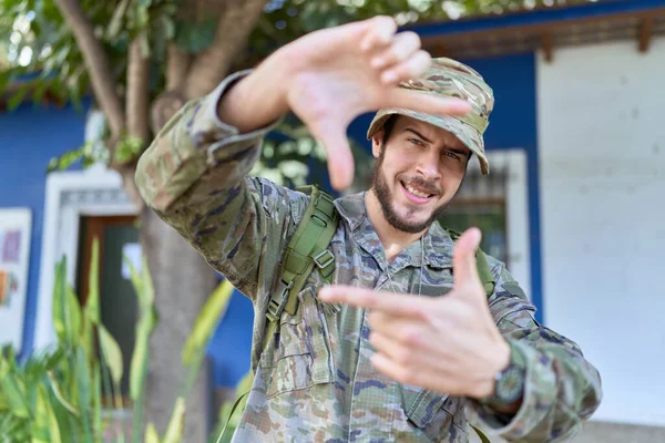 Młody Latynos Mundurze Wojskowym Zewnątrz Uśmiechnięty Robiący Ramę Rękami Palcami — Zdjęcie stockowe