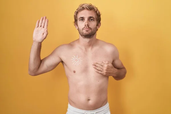 Homem Caucasiano Sem Camisa Usando Protetor Solar Jurando Com Mão — Fotografia de Stock