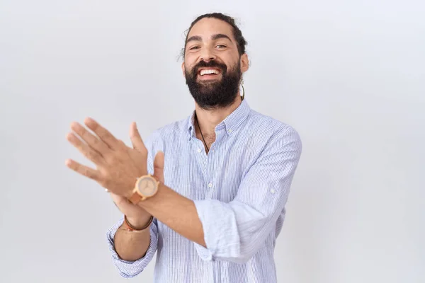 Латиноамериканец Бородой Повседневной Рубашке Хлопает Аплодирует Счастливым Радостным Улыбающимся Гордым — стоковое фото