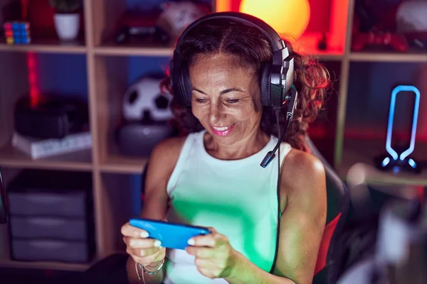 Middle Age Woman Streamer Playing Video Game Using Smartphone Gaming —  Fotos de Stock