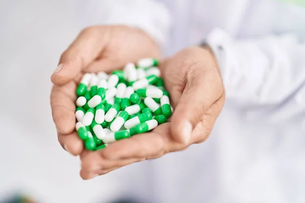 Młody Łysy Człowiek Farmaceuta Trzyma Tabletki Aptece — Zdjęcie stockowe