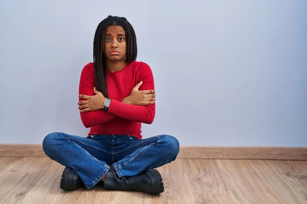 Jonge Afro Amerikaanse Met Vlechten Vloer Thuis Schudden Bevriezen Voor — Stockfoto