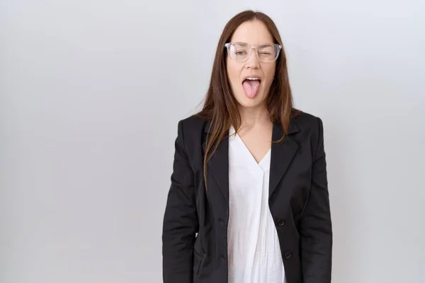 Güzel Esmer Kadın Ceketi Giyiyor Gözlük Takıyor Komik Bir Ifadeyle — Stok fotoğraf