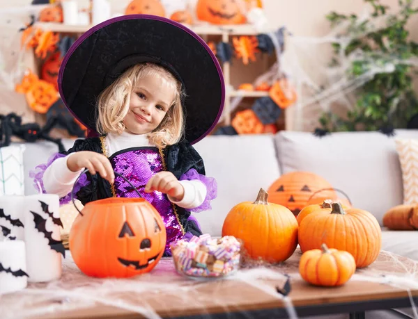 Cadı Kostümü Giyen Sevimli Sarışın Kız Evde Balkabağı Sepetinde Şeker — Stok fotoğraf