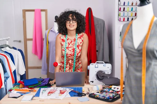 Young Middle Eastern Woman Tailor Smiling Confident Using Laptop Tailor — Stock Photo, Image