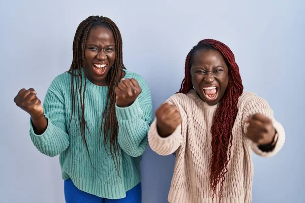 Twee Afrikaanse Vrouwen Die Een Blauwe Achtergrond Staan Boos Boos — Stockfoto