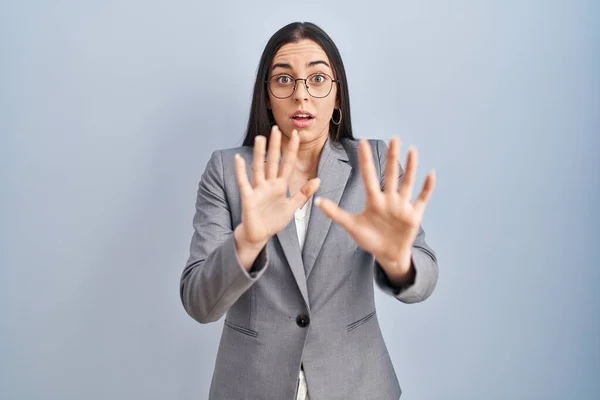 Hispanische Geschäftsfrau Mit Brille Und Verängstigtem Gesichtsausdruck Stoppen Geste Mit — Stockfoto
