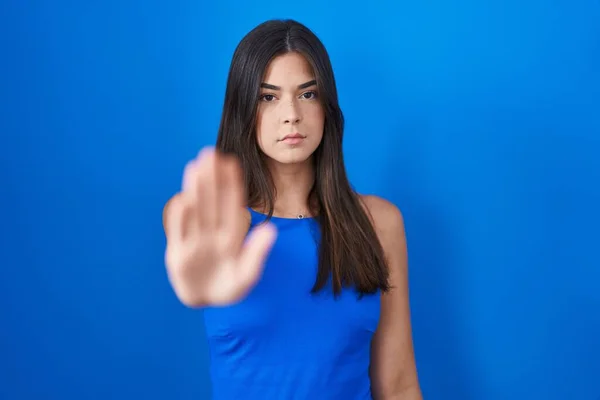 Hispanic Woman Standing Blue Background Doing Stop Sing Palm Hand — ストック写真