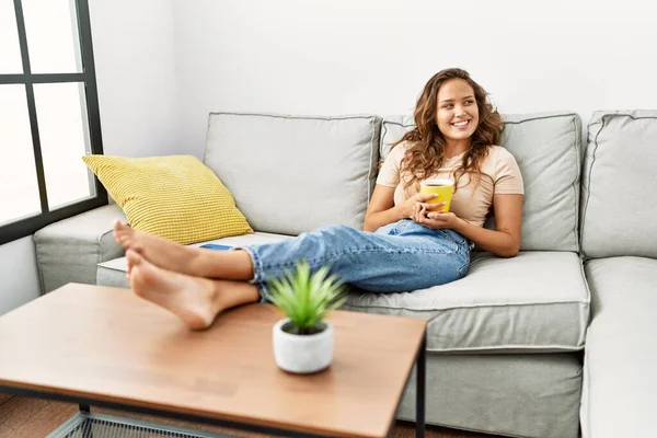 Junge Schöne Hispanische Frau Trinkt Kaffee Sitzend Auf Sofa Hause — Stockfoto