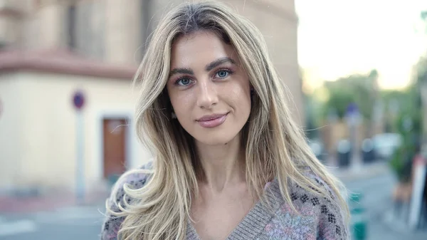 Junge Blonde Frau Lächelt Selbstbewusst Und Steht Auf Der Straße — Stockfoto