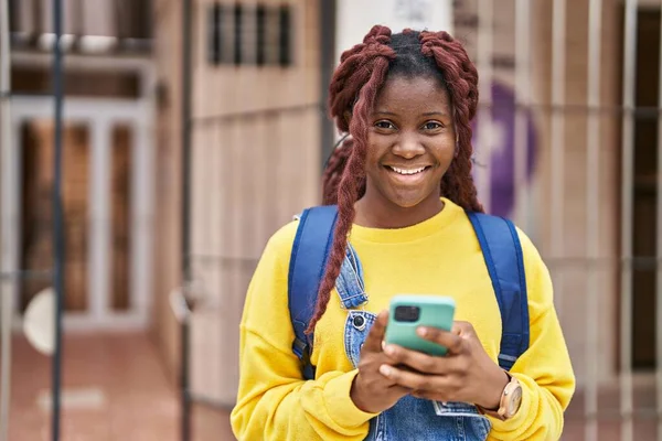 Африканская Студентка Американка Уверенно Улыбается Используя Смартфон Университете — стоковое фото
