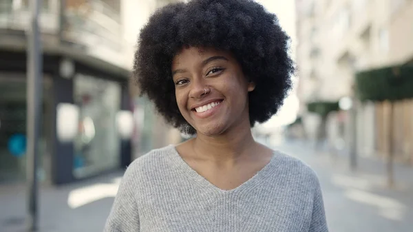 Afroamerikanerin Lächelt Selbstbewusst Auf Der Straße — Stockfoto