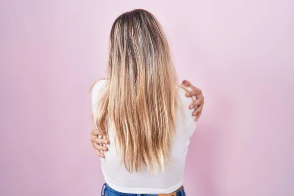 Jonge Blonde Vrouw Staat Roze Achtergrond Knuffelen Zich Gelukkig Positief — Stockfoto