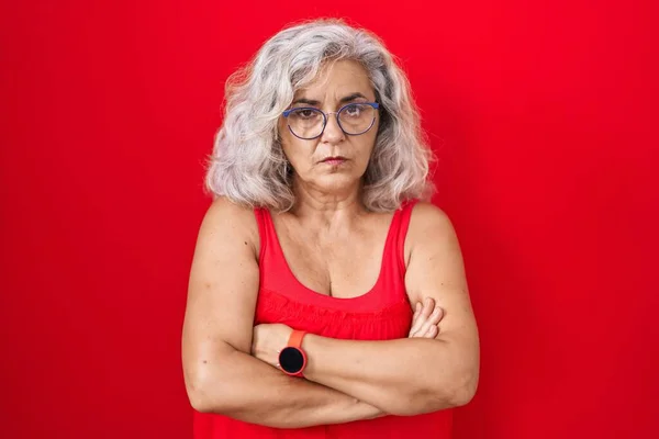 Mujer Mediana Edad Con Pelo Gris Pie Sobre Fondo Rojo —  Fotos de Stock