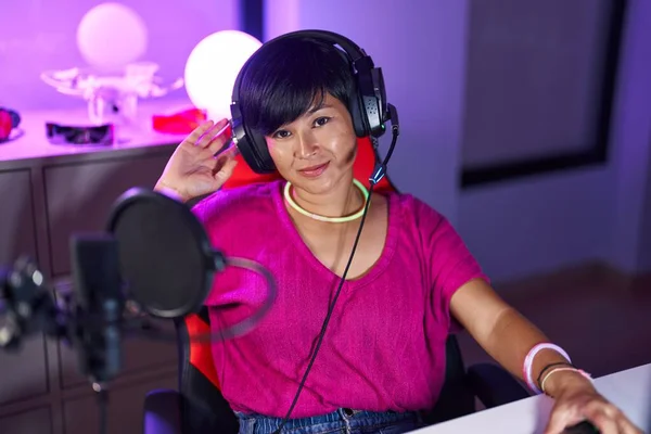 Middle Age Chinese Woman Streamer Smiling Confident Sitting Table Gaming —  Fotos de Stock