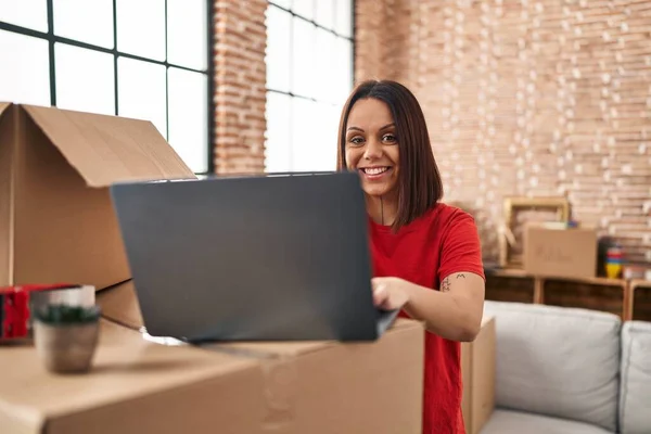 Young Beautiful Hispanic Woman Smiling Confident Using Laptop New Home — Stock Photo, Image
