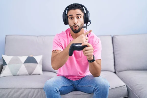Hispánec Mladý Muž Hraje Videohry Drží Ovladač Sedí Pohovce Překvapen — Stock fotografie