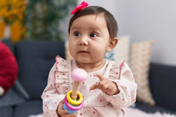 Schattige Latino Baby Spelen Met Speelgoed Zitten Bank Thuis — Stockfoto
