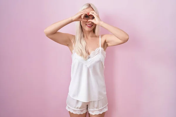Blanke Vrouw Draagt Een Pyjama Met Een Roze Achtergrond Doet — Stockfoto