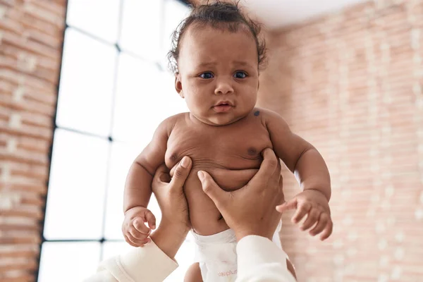 Afrykańskie Amerykańskie Dziecko Relaksujące Się Rękach Matki Domu — Zdjęcie stockowe