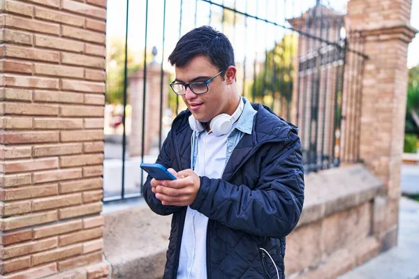 Człowiek Zespołem Downa Noszący Słuchawki Pomocą Smartfona Ulicy — Zdjęcie stockowe