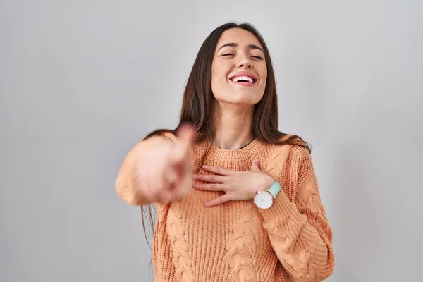Jonge Brunette Vrouw Staande Witte Achtergrond Lachen Naar Wijzend Vinger — Stockfoto