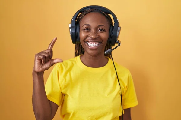Mulher Afro Americana Ouvindo Música Usando Fones Ouvido Sorrindo Gestos — Fotografia de Stock