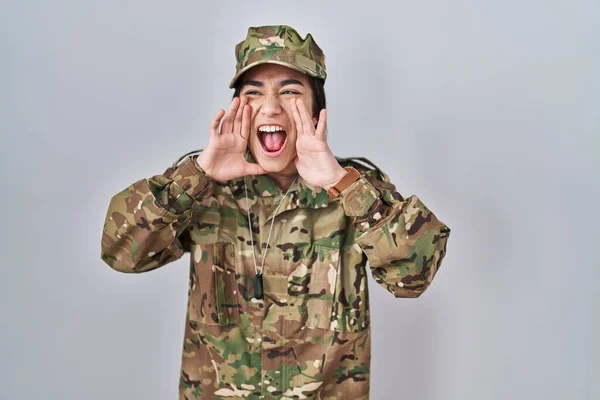 Jonge Zuid Aziatische Vrouw Dragen Camouflage Leger Uniform Schreeuwen Boos — Stockfoto