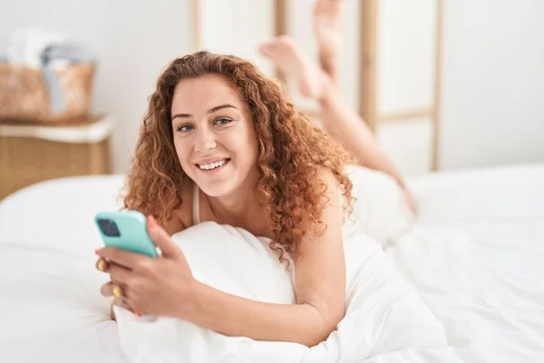 Joven Mujer Hispana Hermosa Usando Teléfono Inteligente Acostado Cama Dormitorio — Foto de Stock