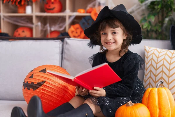Adorable Chica Hispana Leyendo Libro Teniendo Fiesta Halloween Casa — Foto de Stock