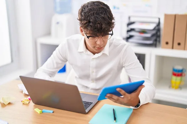 Młody Latynoski Pracownik Biznesowy Korzystający Touchpada Laptopa Biurze — Zdjęcie stockowe
