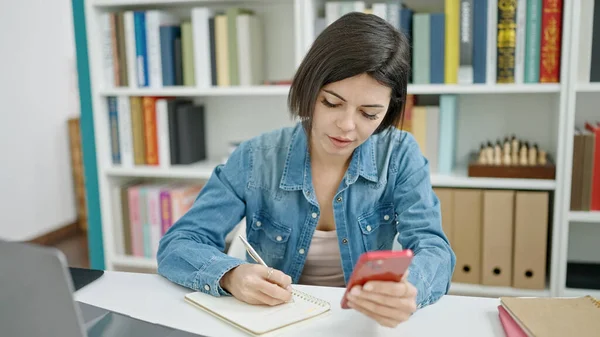 Junge Kaukasische Studentin Schreibt Mit Smartphone Auf Notizbuch Hörsaal Der — Stockfoto