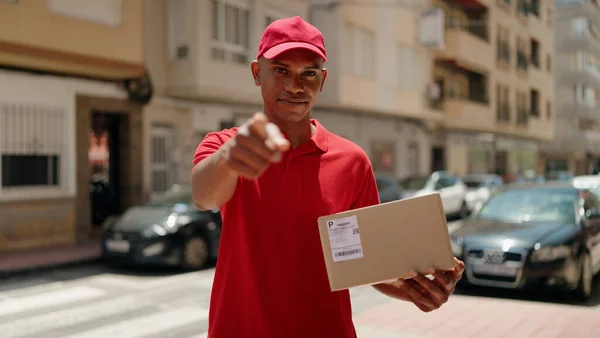 Genç Latin Teslimat Işçisi Elinde Parmak Tutma Paketiyle Sokağı Işaret — Stok fotoğraf