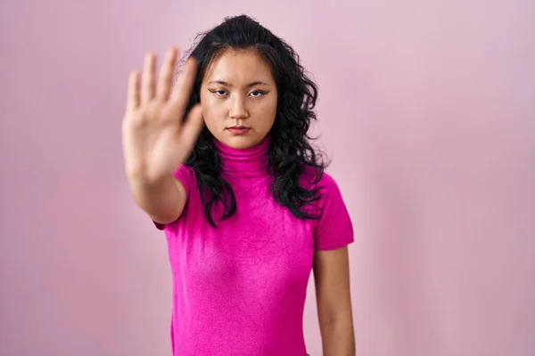 Mladá Asiatka Stojící Nad Růžovým Pozadím Přestala Zpívat Dlaní Ruky — Stock fotografie