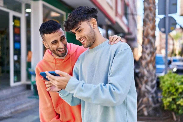 Двое Мужчин Обнимаются Друг Другом Помощью Смартфона Улице — стоковое фото